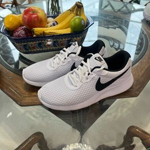 Nike Tanjun women’s size 8 black and white